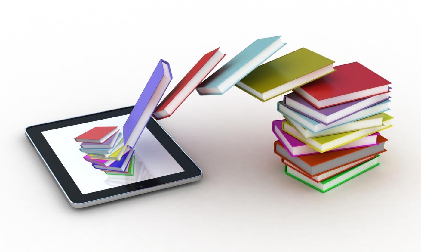 Das Foto zeigt Bücher und einen eBook-Reader.