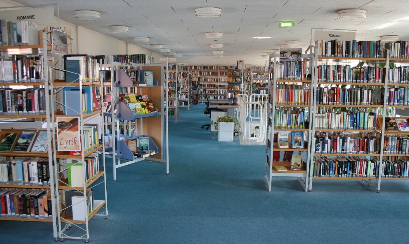 Auf dem Foto sieht man einen Teil der Innenansicht der Bücherei.