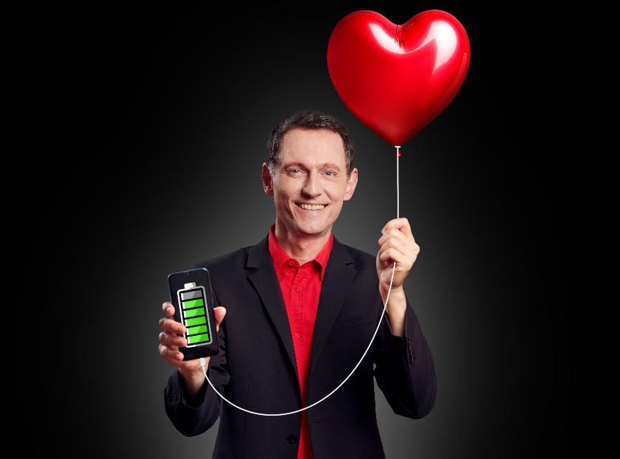 Konstantin Schmidt mit Handy